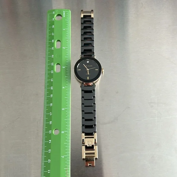 Black and Gold watch - Picture 4 of 4